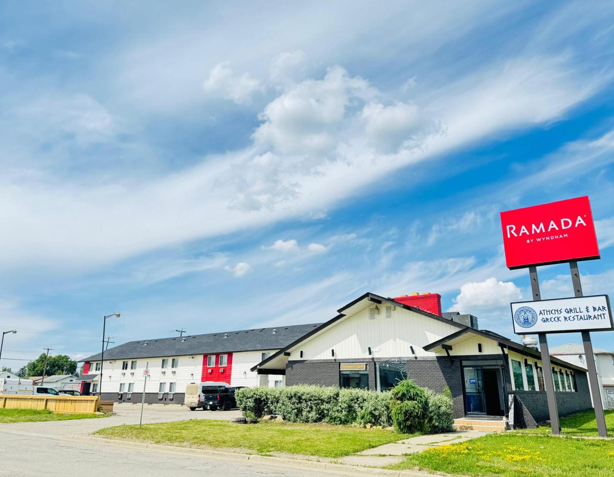 Отель Ramada By Wyndham Досон-Крик Экстерьер фото